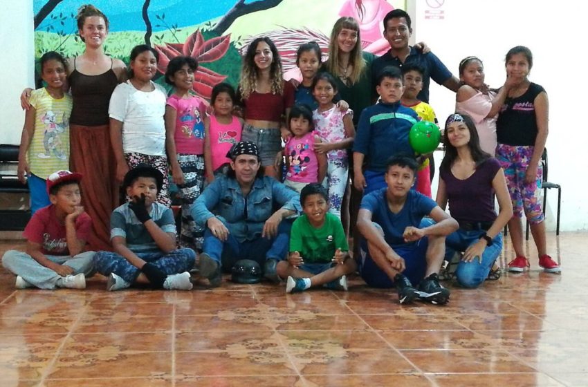  کار داوطلبانه و تدریس به کودکان در مونتانیتا، اکوادور