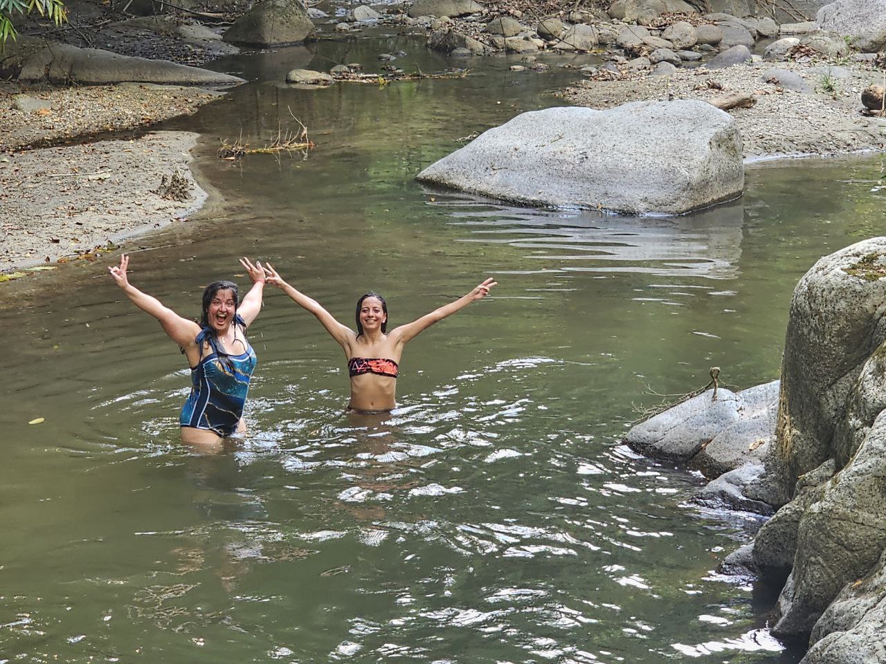 شنا و استراحت کنار رودخانه، پس از مراسم صدا درمانی و ماساژ